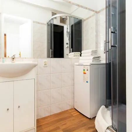 Apartment Dworska By Renters